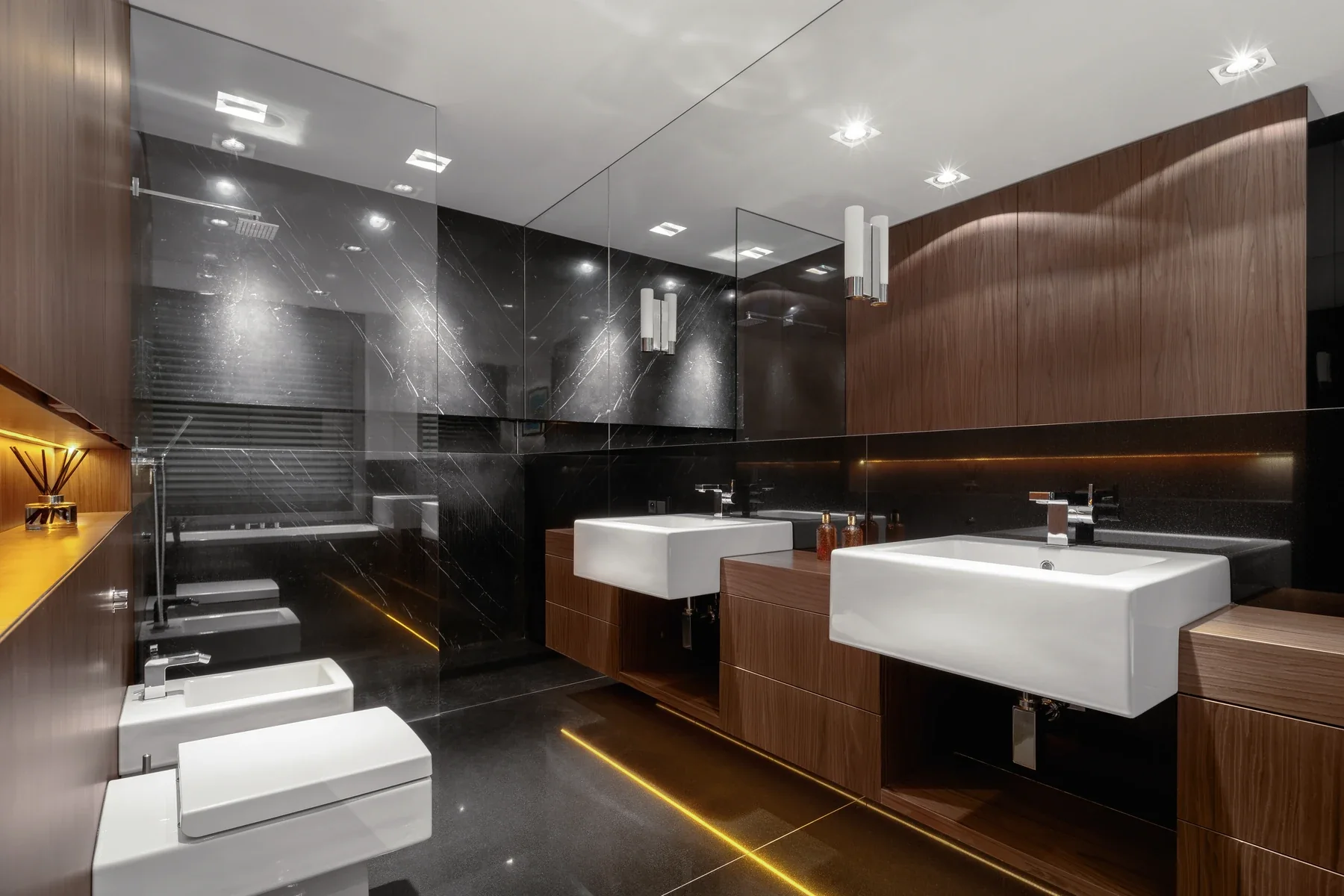 Exklusives Badezimmer mit hochwertigen Oberflächen und moderner Ausstattung Exklusives Badezimmer mit hochwertigen Oberflächen und moderner Ausstattung